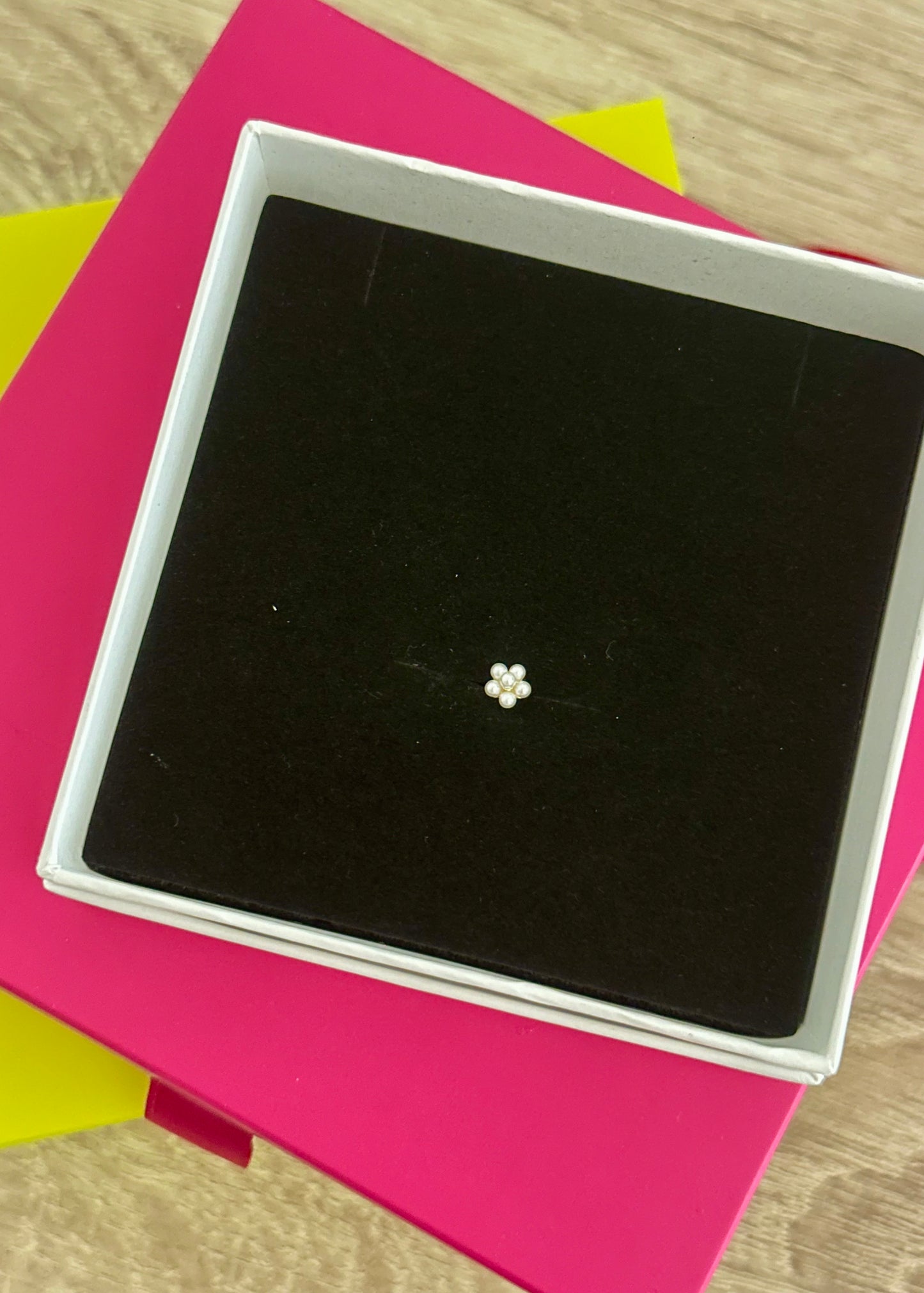 Pendientes piercing flor perlada