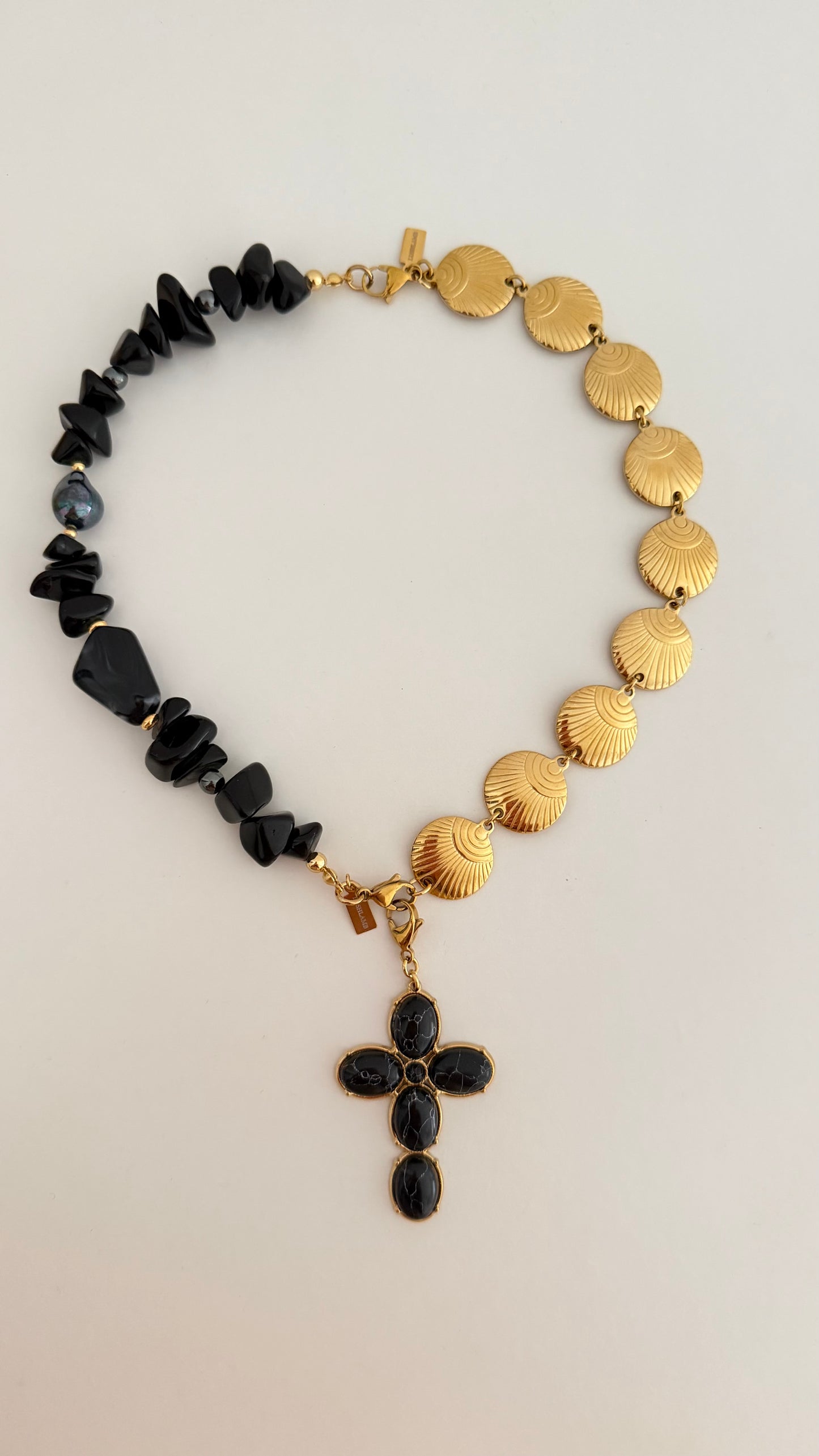 Charm Cruz Piedra Negra