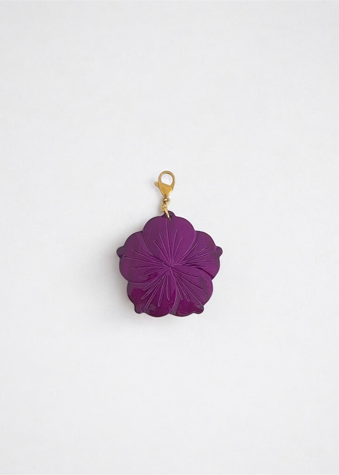 Charm Flor Ultravioleta nácar