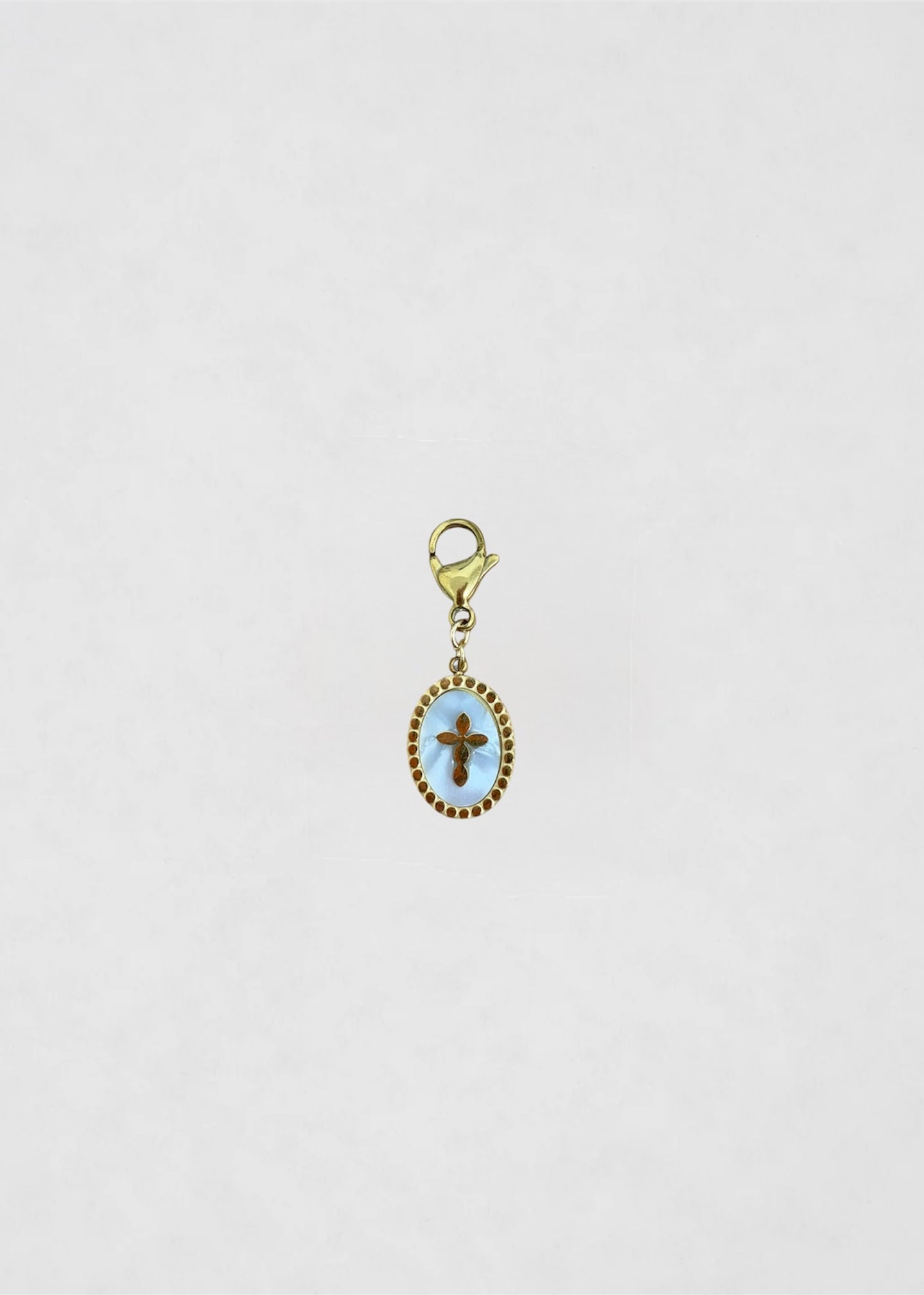 Charm Medalla cruz nácar