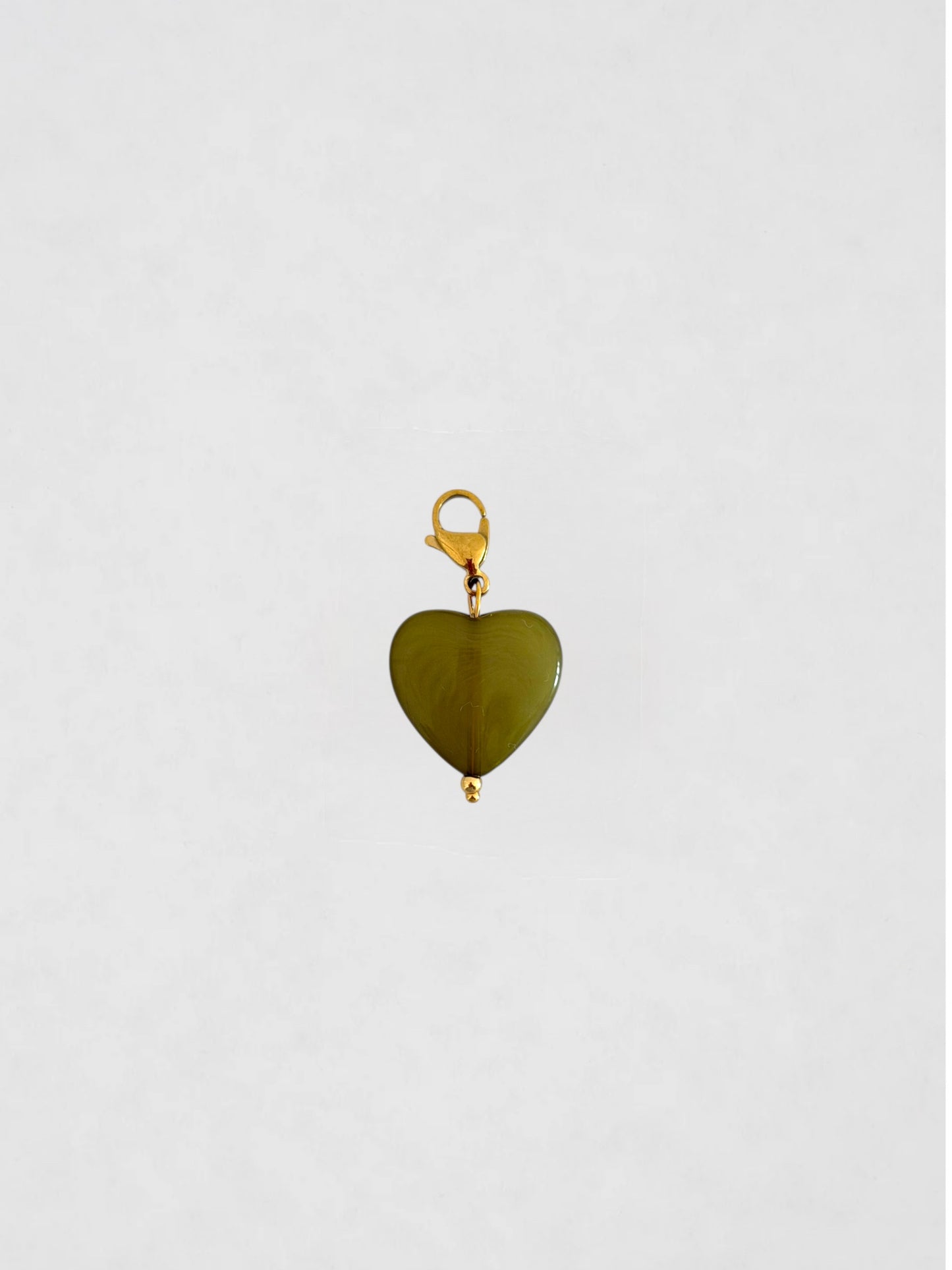 Charm corazón verdoso