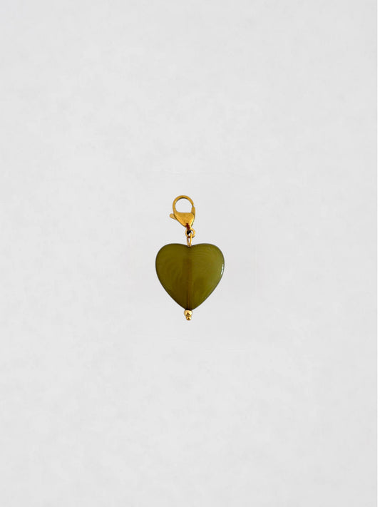 Charm corazón verdoso