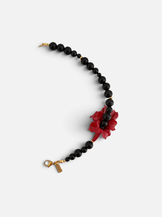 Mitad collar negro con flor roja