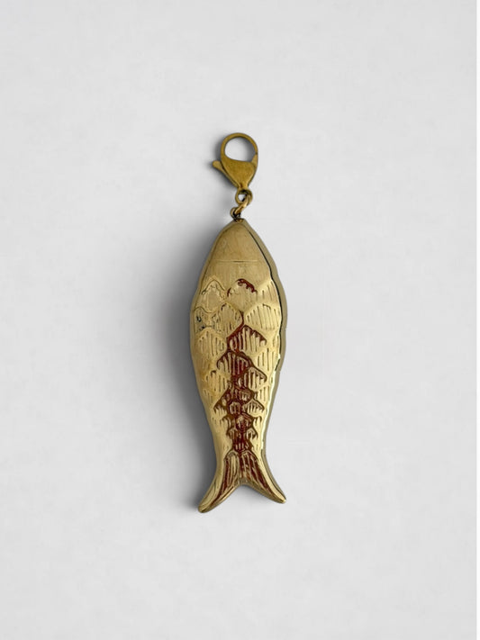Charm pez dorado