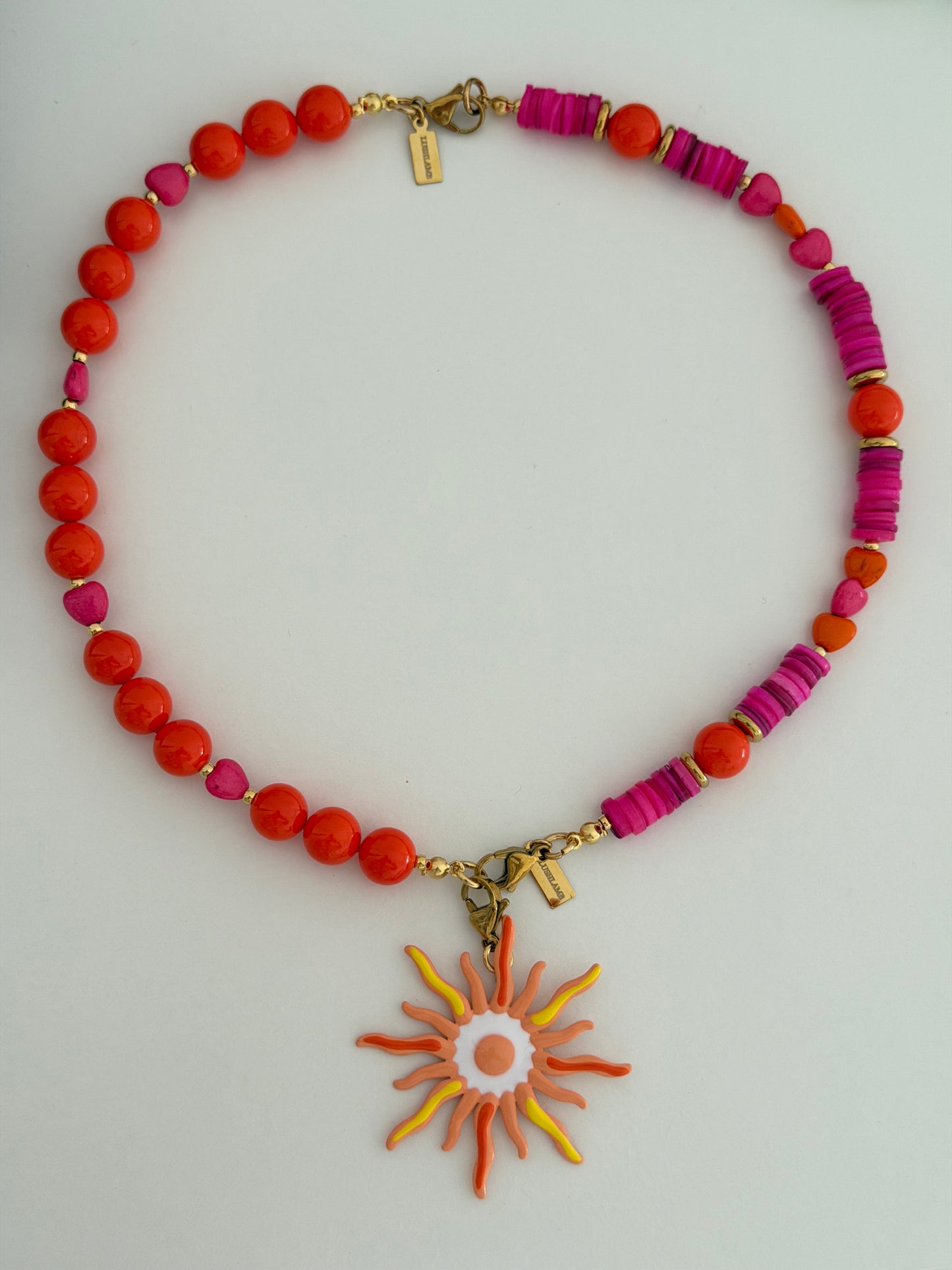 Mitad Collar Naranja y corazoncitos rosas